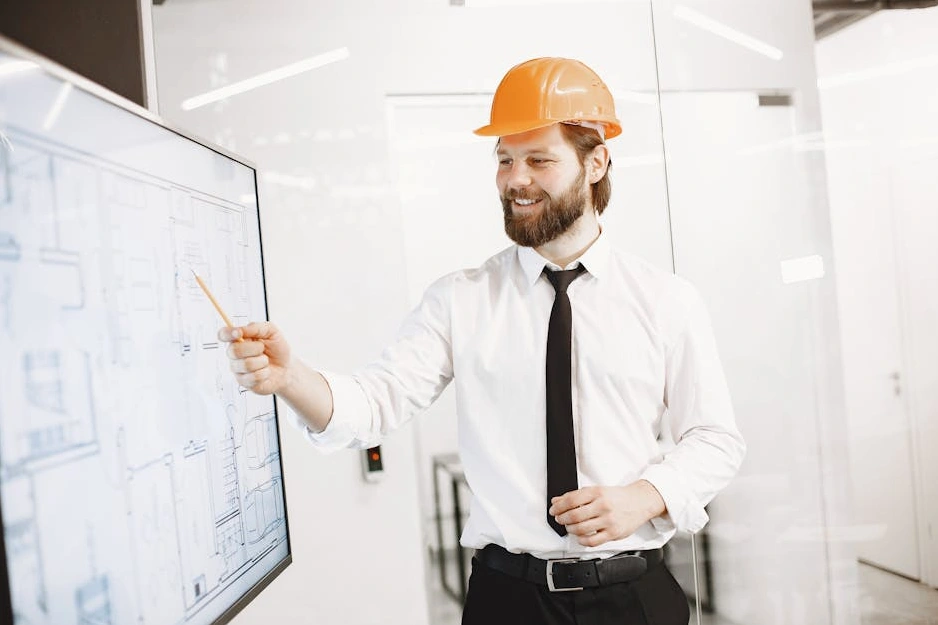 Специалисты на современном промышленном предприятии обсуждают проект